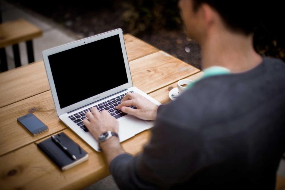 IA falha em tarefas e empresas voltam a contratar humanos