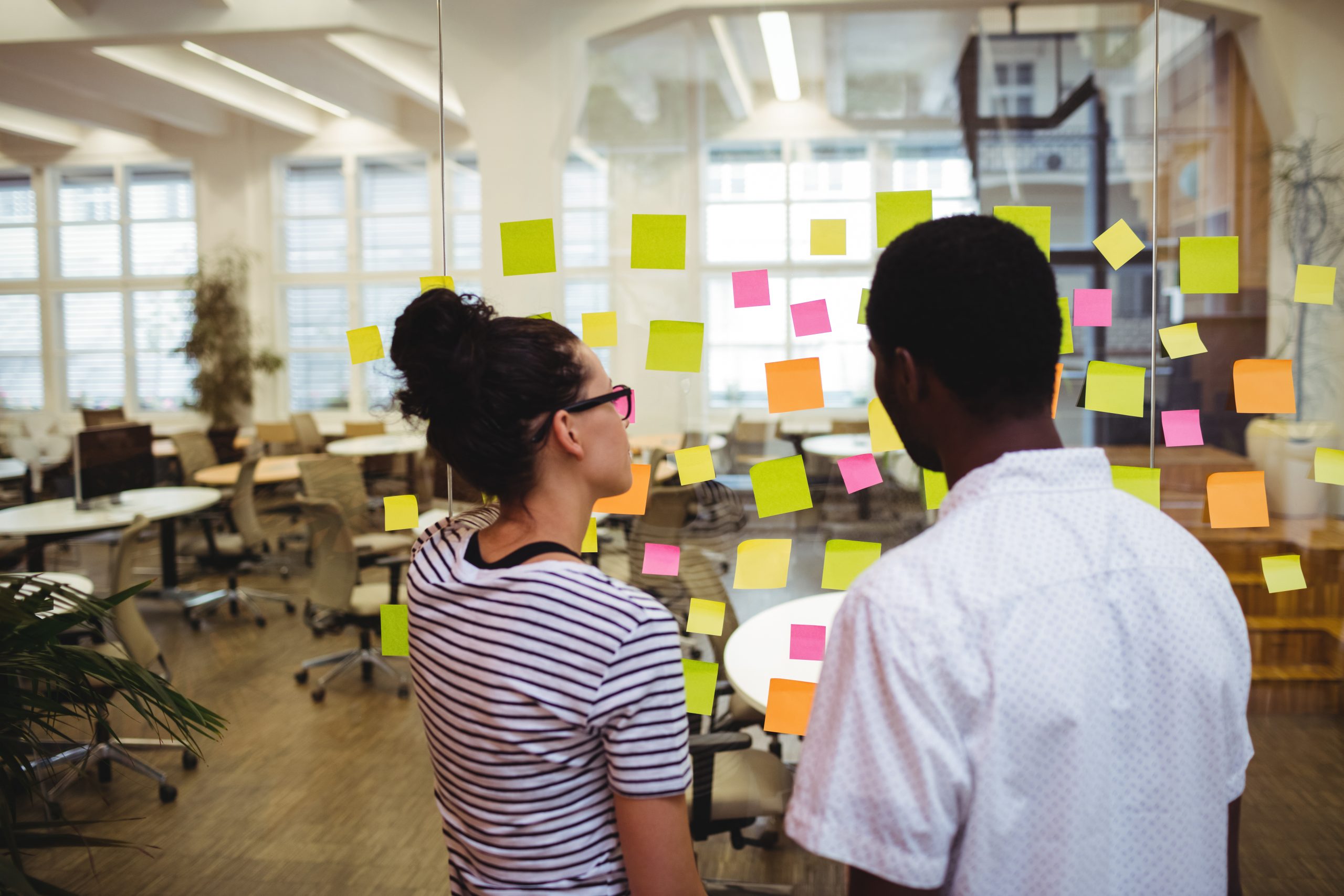 coisas que os desenvolvedores não devem fazer durante uma Daily Scrum. Certas atitudes podem prejudicar a eficácia da reunião e dificultar o alcance dos objetivos das pessoas.