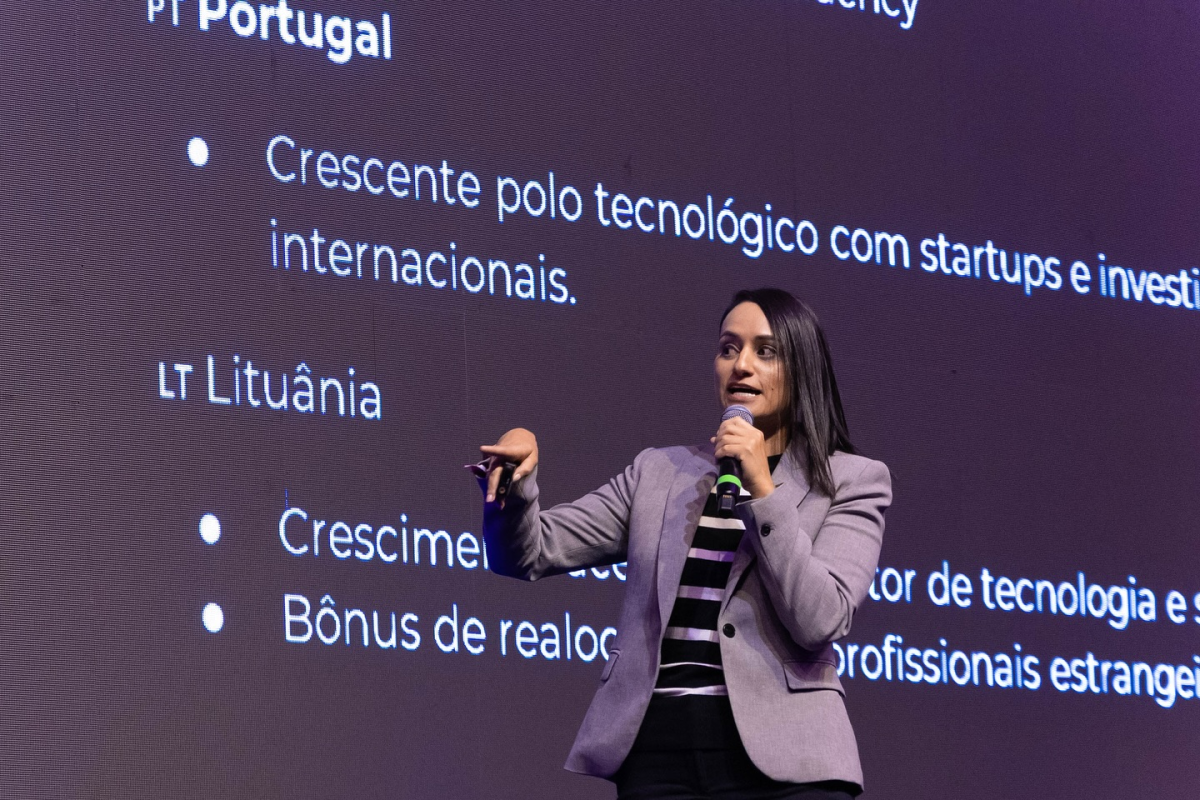 Karol Attekita, engenheira iOS sênior na Backtrack AI, que trouxe uma verdadeira masterclass sobre como iniciar e consolidar uma carreira internacional em tecnologia